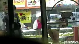 Djevojka se raduje d ...
