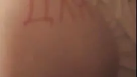 Momak uklanja kućni  ...