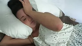 Muškarac je u šumi b ...